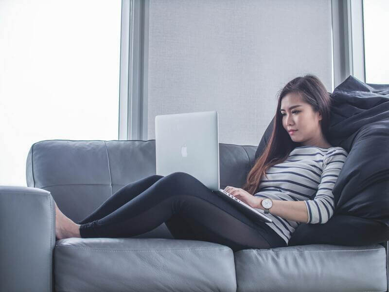 MacBook持つ女性